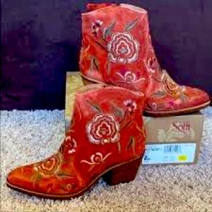Söfft Boots floral size 9